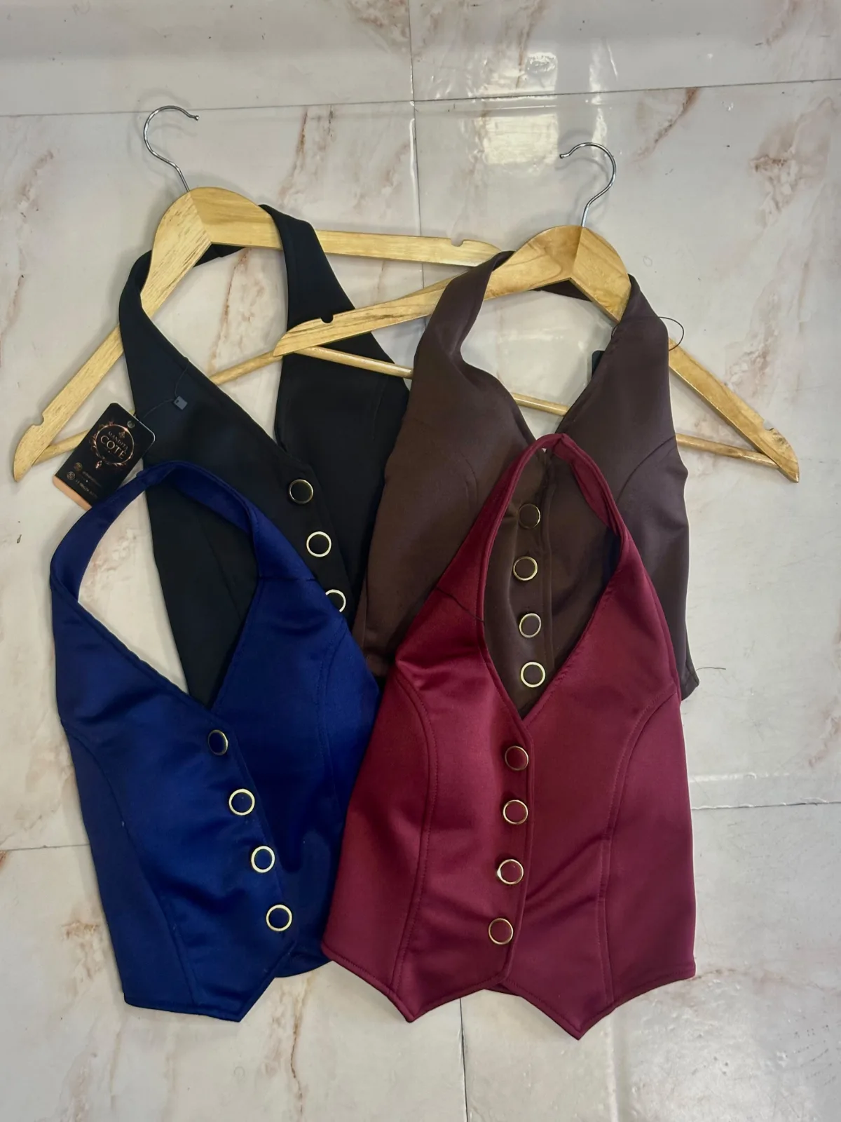 Colete Halter com Botões, Mandita Cotê. Moda Feminina na Mandita Cotê